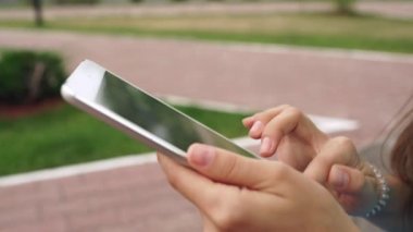 Belirsiz kadın dokunmatik ekranlı tablet kullanır. Ellerdeki tablet