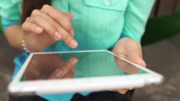 Mujer incierta utiliza una tableta de pantalla táctil. La tableta en las manos — Vídeo de stock