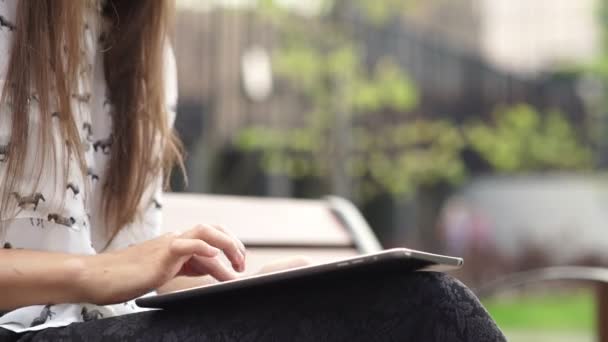 Manos de mujer con la tableta negra. Mujer incierta utiliza pantalla táctil — Vídeos de Stock