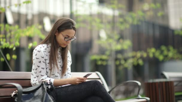 Elegante chica joven usando la tableta negra. Hermoso estudiante en gafas — Vídeo de stock