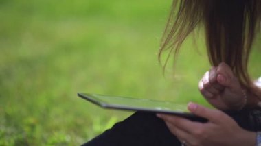 Bilinmeyen bir kız elinde tablet.