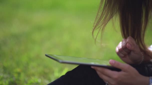 La tablette dans les mains d'une fille inconnue .