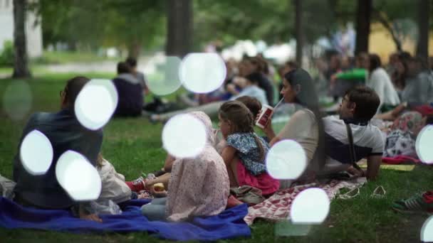 Rusia, Novosibirsk, 2016: Ver la película al aire libre. Festival callejero . — Vídeos de Stock