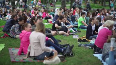 Rusya, Novosibirsk, 2016: İnsanlar bir şehir parkı çimlere oturup