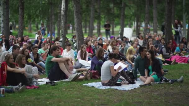 Rusia, Novosibirsk, 2016: Proyección de una película al aire libre. evento callejero — Vídeos de Stock