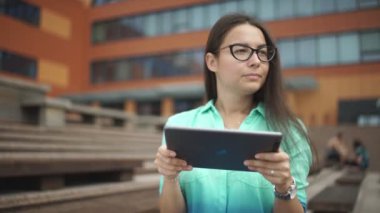 Hesabı olan genç bir kadın etrafa bakıyor. Gözlüklü güzel öğrenci.