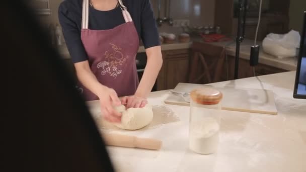 Detrás de escena: Panadero hembra amasando masa — Vídeos de Stock