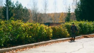 Rusya, 2015: Sonbahar yaprakları ile oynarken sırt çantası çocukla