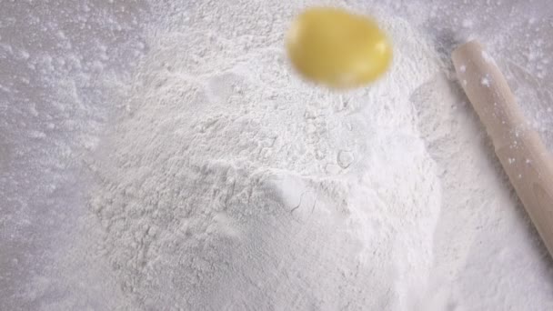 Yolk tombe dans la farine. Blog alimentaire, Produits à base de farine . — Video