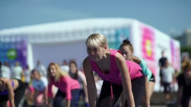 Ρωσία, Νοβοσιμπίρσκ, 2016: Γυναίκες αυξάνουν τον πήχη. ασκήσεις barbell. — Αρχείο Βίντεο