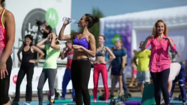 Rusia, Novosibirsk, 2016: Descanso entre sets. Deportiva chica bebe agua — Vídeos de Stock