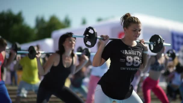 Rusia, Novosibirsk, 2016: Las mujeres aumentan el listón. ejercicios de barra — Vídeos de Stock