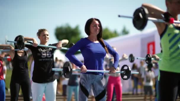 Rusia, Novosibirsk, 2016: Un grupo de mujeres que participan en el cross-fit — Vídeos de Stock