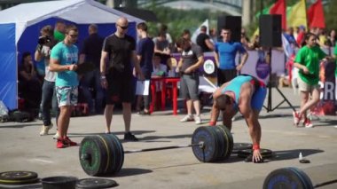 Rusya, Novosibirsk, 2016: Vücut geliştirmeci çubuğunun üzerine ağırlık tabağına koyuyor