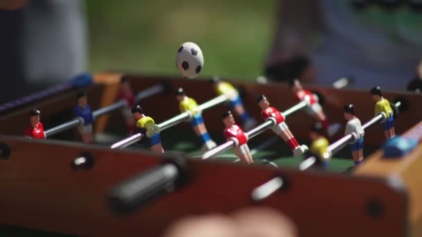 Tablo futbol. Langırt. Bilinmeyen kişi oynarken masa futbolu — Stok video