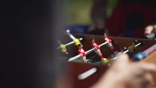 Futebol de mesa. Foosball. Pessoa desconhecida jogando futebol de mesa — Vídeo de Stock