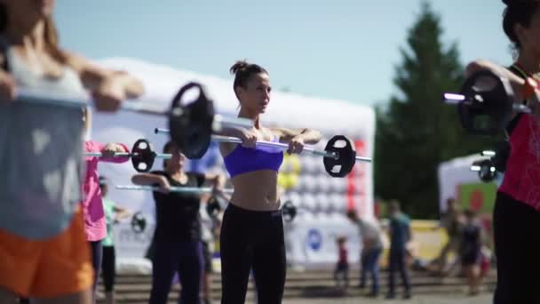 Rusland, Novosibirsk, 2016: Vrouwen de lat. Met een barbell oefeningen — Stockvideo