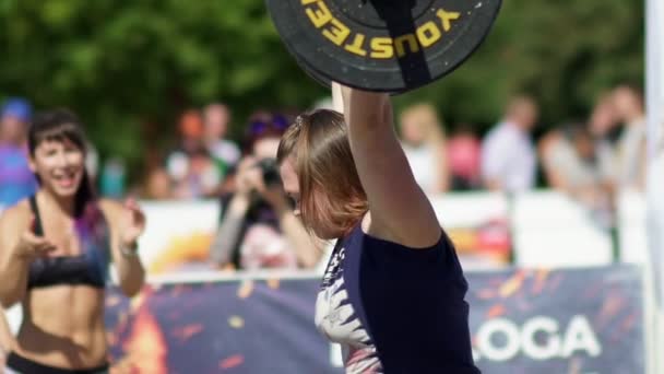 Novosibirsk, Rusland 2016: Vrouw atleet opheffen van zware gewichten — Stockvideo