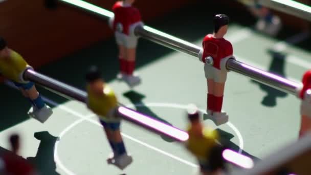 Tischkicker. Unsichtbar beim Tischkicker spielen. Unbekannter spielt Fußball. — Stockvideo