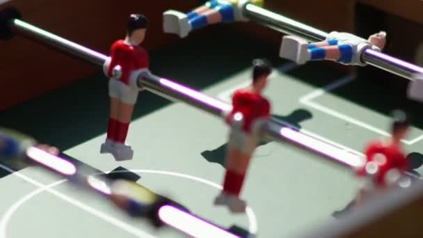 Foosball. Invisível jogar futebol de mesa. Desconhecido a jogar matraquilhos . — Vídeo de Stock