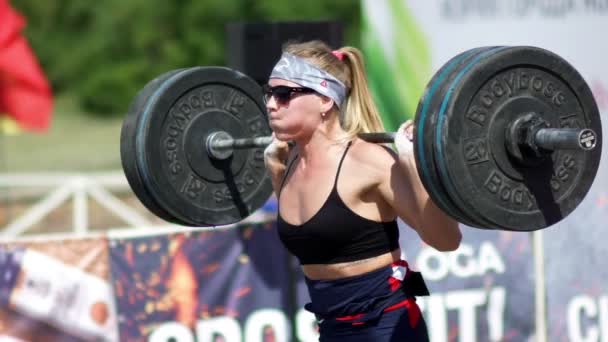 Rusia, Novosibirsk, 2016: Mujer atleta levantando pesas pesadas — Vídeos de Stock