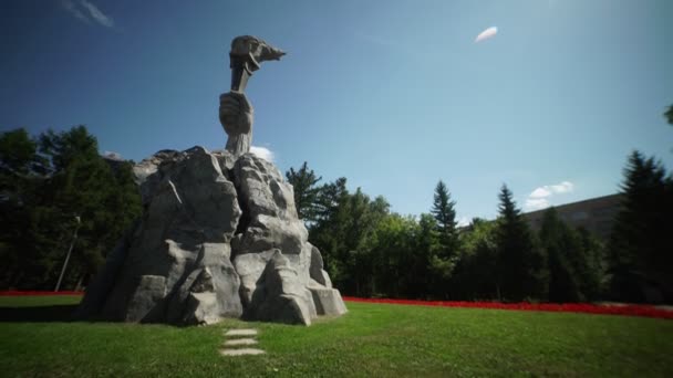 Novosibirsk, Rusland 2016: De fakkel van de revolutie Monument. — Stockvideo