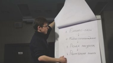Yakışıklı genç işadamı tanıtımı yatırımcılar için. İş planı