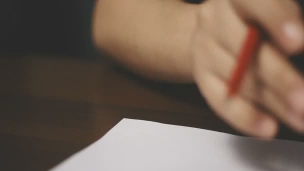 特写的女人双手打开笔记本. — 图库视频影像