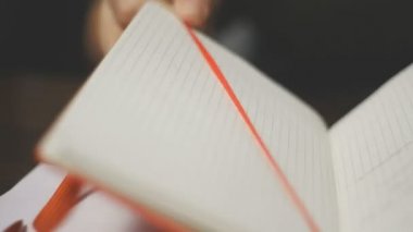 Bilinmeyen kadın onun defterine bir giriş yapar