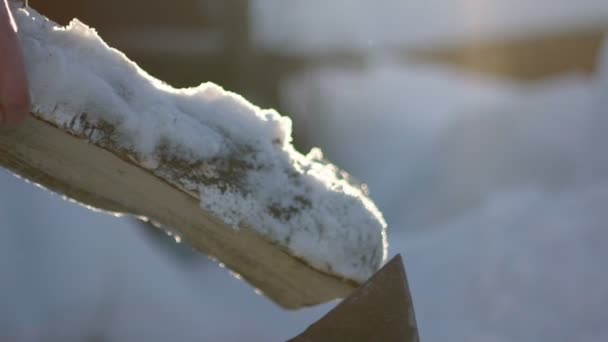 Um homem desconhecido corta madeira no inverno. Madeira serrada para cortar madeira — Vídeo de Stock