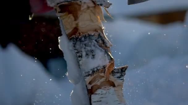 Ein Unbekannter hackt im Winter Holz. Holzfäller hacken Holz — Stockvideo