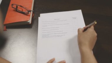 Kadının bir iş takım elbise ayetlerine belgeleri ver. Jüri tahmin koyar.