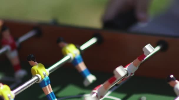 Tafelvoetbal. Onzichtbare tafelvoetbal spelen. Onbekende spelen tafelvoetbal. — Stockvideo