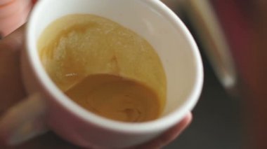 Espresso fincan dibinde. Gökkuşağı latte hazırlanması