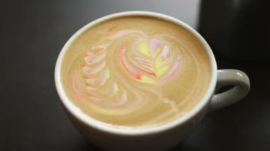 Latte sanat kahve. Renkli gökkuşağı latte beyaz bir fincan.