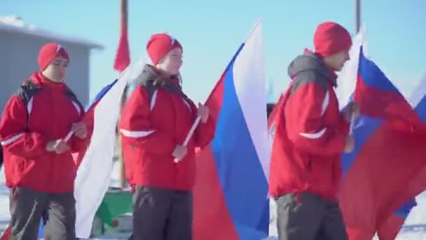 Rusia, Novosibirsk, 2016: Los atletas con ropa de invierno llevan la bandera rusa . — Vídeos de Stock