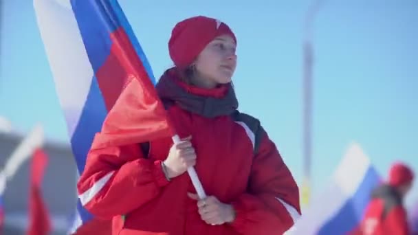 Rusia, Novosibirsk, 2016: Atleta de columna lleva la bandera de Rusia — Vídeos de Stock