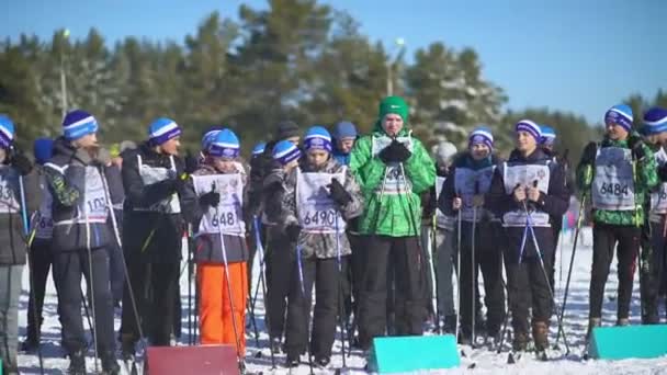 Rusia, Novosibirsk, 2016: Esquiadores infantiles al principio . — Vídeos de Stock