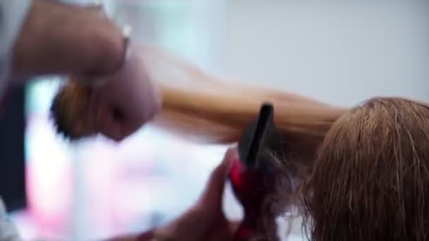 Mężczyzna ręka szczotkowanie kobieta s włosy. Profesjonalny Fryzjer używany pędzel — Wideo stockowe
