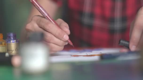 Bruine pen in de handen van de kunstenaar. Vrouwelijke hand kunstenaar — Stockvideo