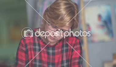 Gözlüklü sanatçı. Gözlüklü orta yaşlı kadın berabere.