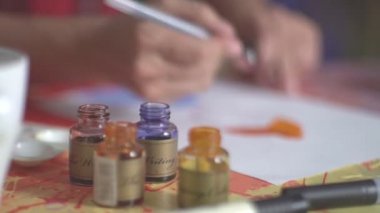 Sanatçı kuru boyama ve yeni unsurlar çizim. Çizim dersleri