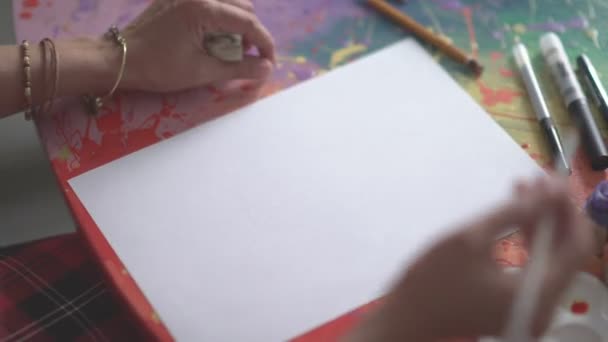 Empieza a dibujar. Hoja de papel en blanco sobre la mesa. Pinturas de acuarela . — Vídeos de Stock