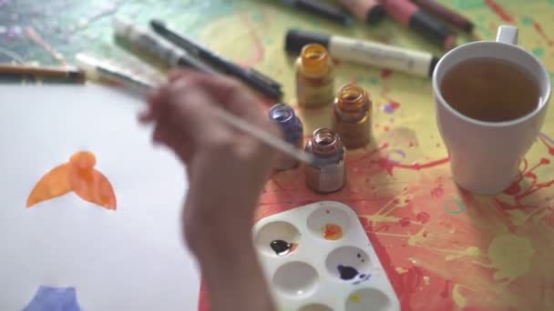 Pintura com aquarelas. Escova nas mãos do artista . — Vídeo de Stock