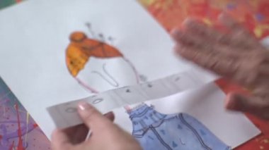 Suluboya çiziyor. Çizim Tekniği. Yüz özelliklerinin seçimi.