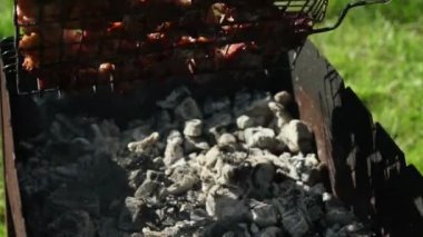 Izgarayandaki kömürler. Et kömürlerde kızartılır. Kamp.