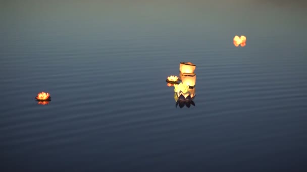 Плавающие фонари из цветка лотоса на воде — стоковое видео
