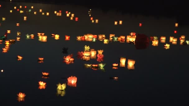 Плавающие фонари из цветка лотоса на воде. Фестиваль водяного фонаря — стоковое видео