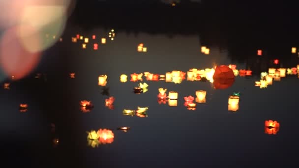 Hermosas linternas flotantes de agua. Romance. . — Vídeos de Stock