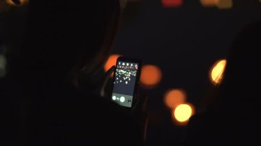 Bir cep telefonu kullanarak kadın çekim su fenerler.
